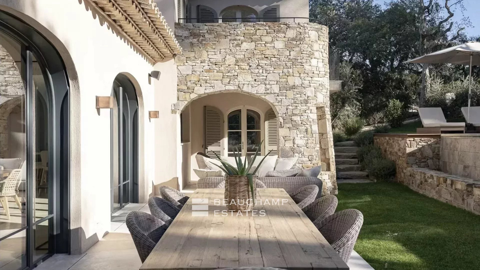 Élégante Villa Tropezienne au Cœur des Salins avec Piscine Chauffée