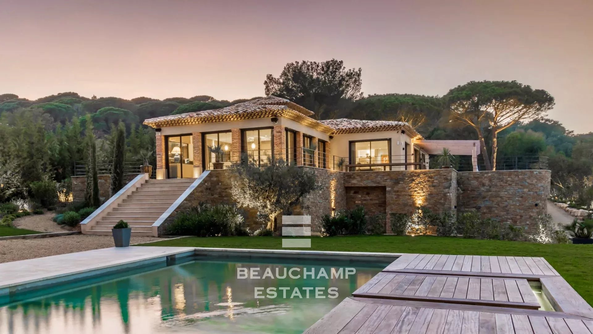 Propriété de luxe avec vue sur mer et à quelques minutes du centre ville de Saint-Tropez et des plages de Pampelonne