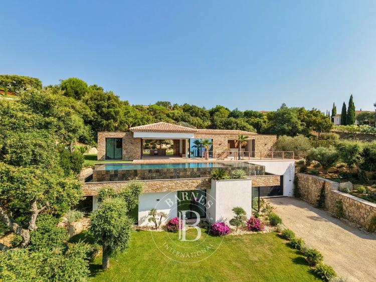 SAINTE-MAXIME - VILLA - AU COEUR D'UN DOMAINE PRIVÉ