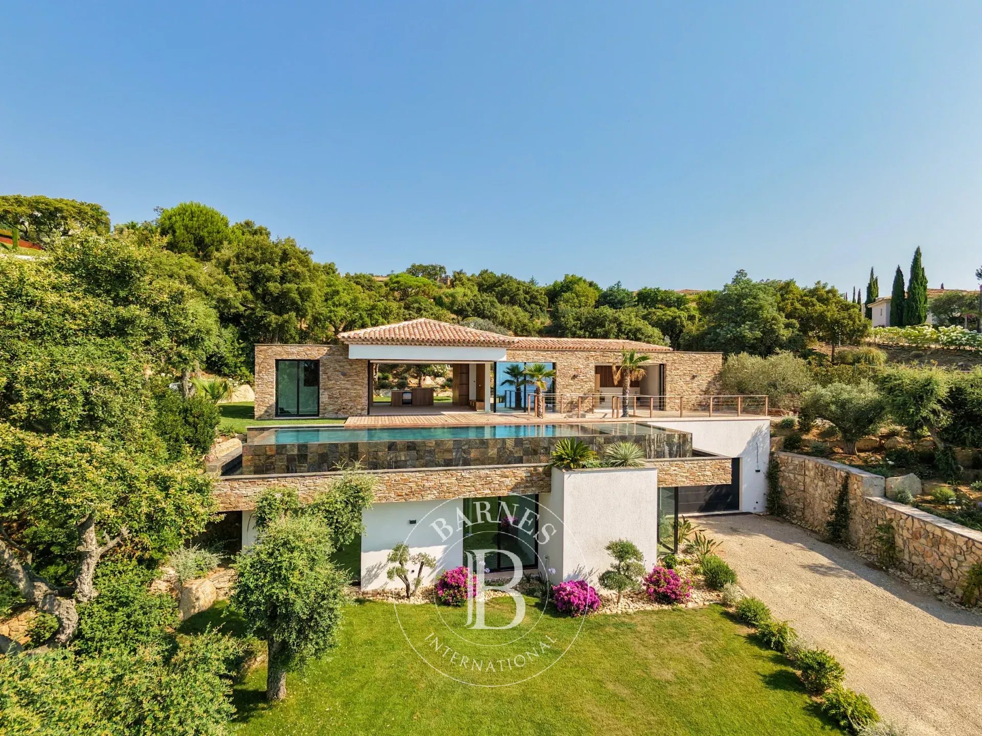 SAINTE-MAXIME - VILLA - AU COEUR D'UN DOMAINE PRIVÉ