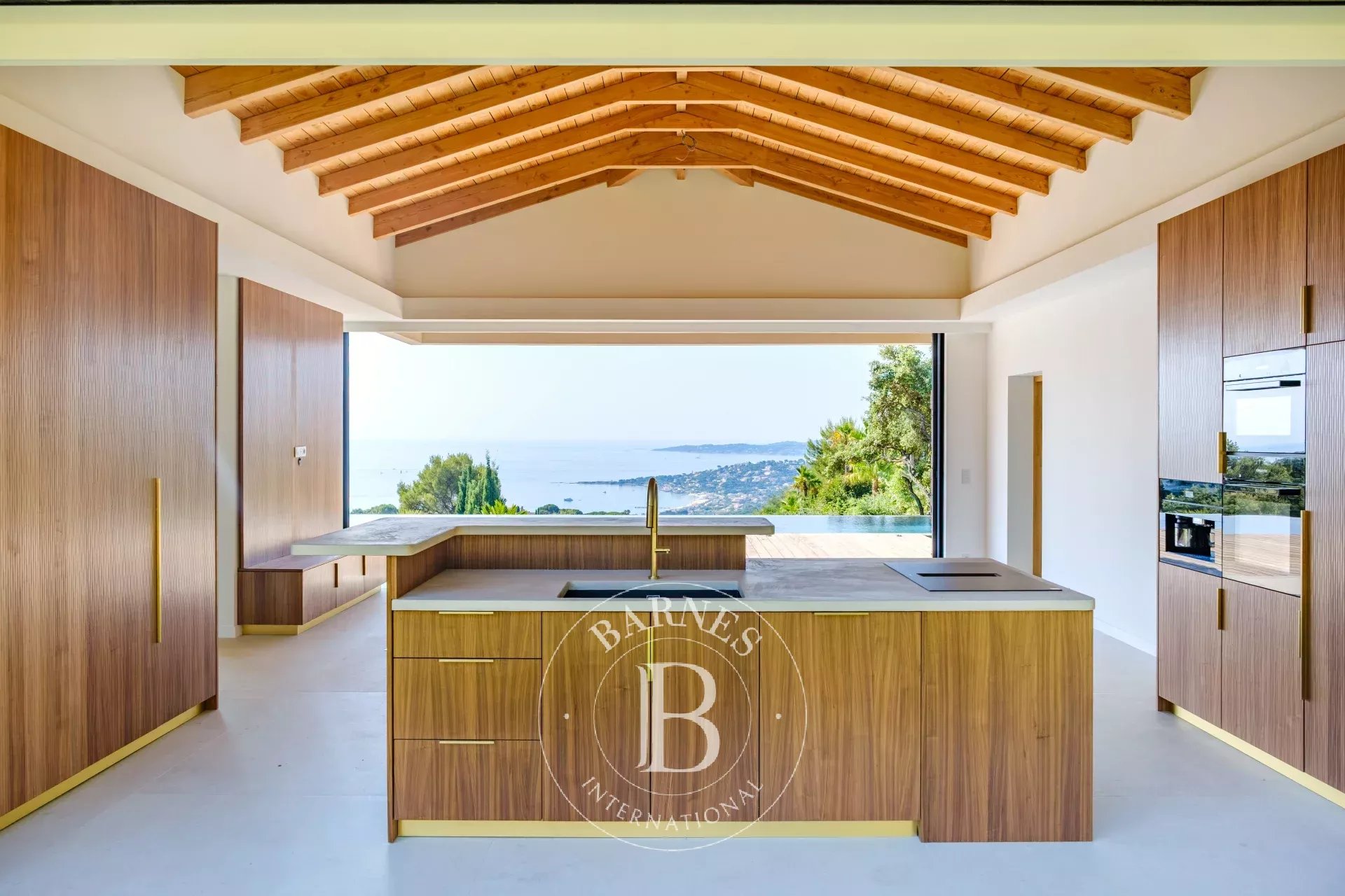SAINTE-MAXIME - VILLA - AU COEUR D'UN DOMAINE PRIVÉ