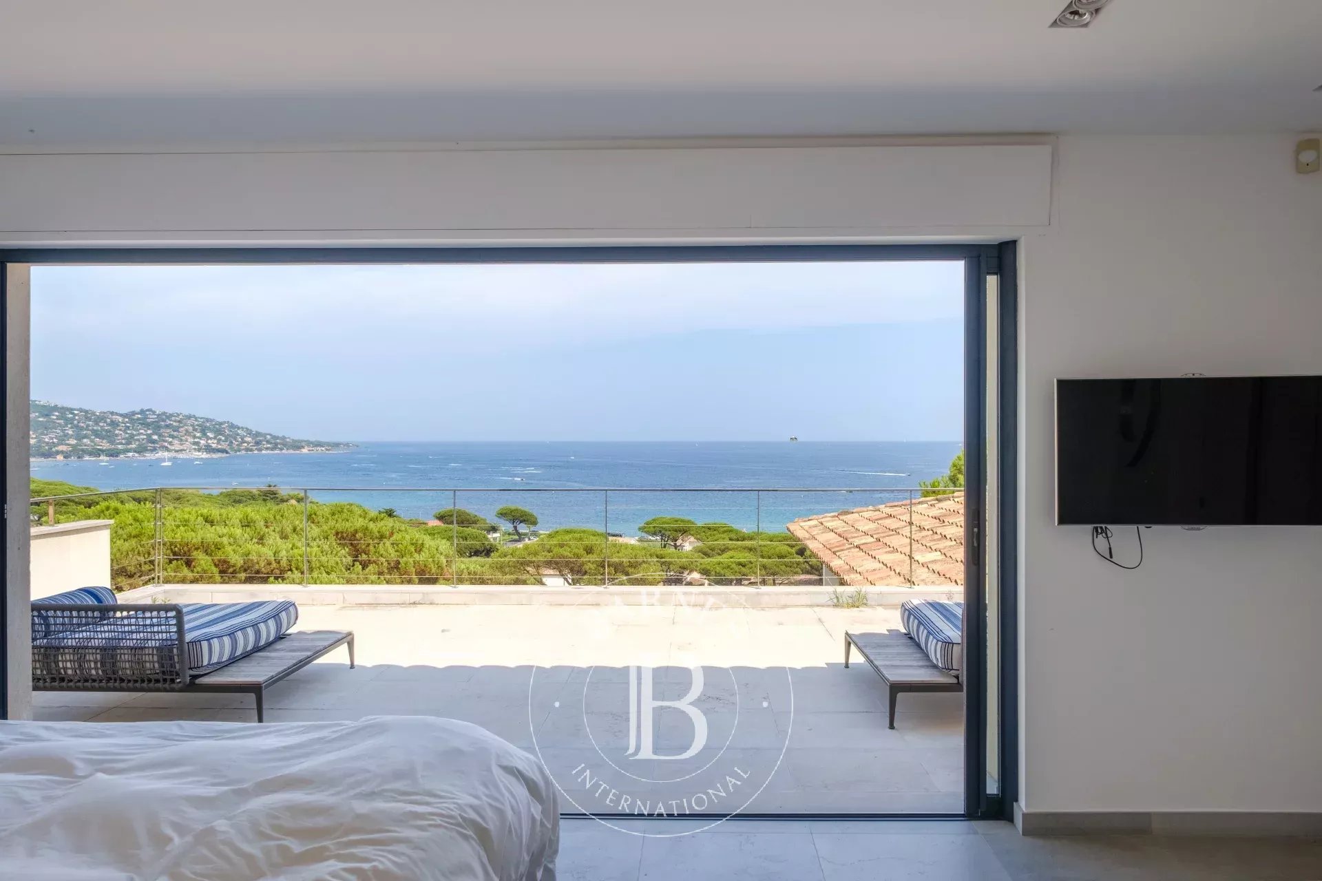 SAINTE-MAXIME  -VILLA MODERNE - VUE MER ET PROCHE PLAGE