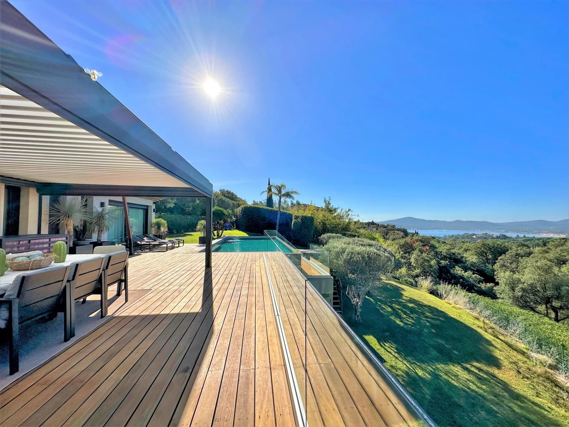 Villa vue mer à vendre à Beauvallon Bartole