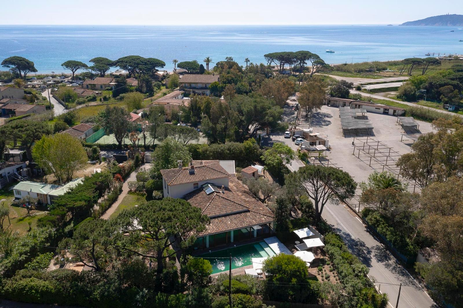 Saint-Tropez – Route de Tahiti – Villa de cinq chambres avec piscine en location saisonnière