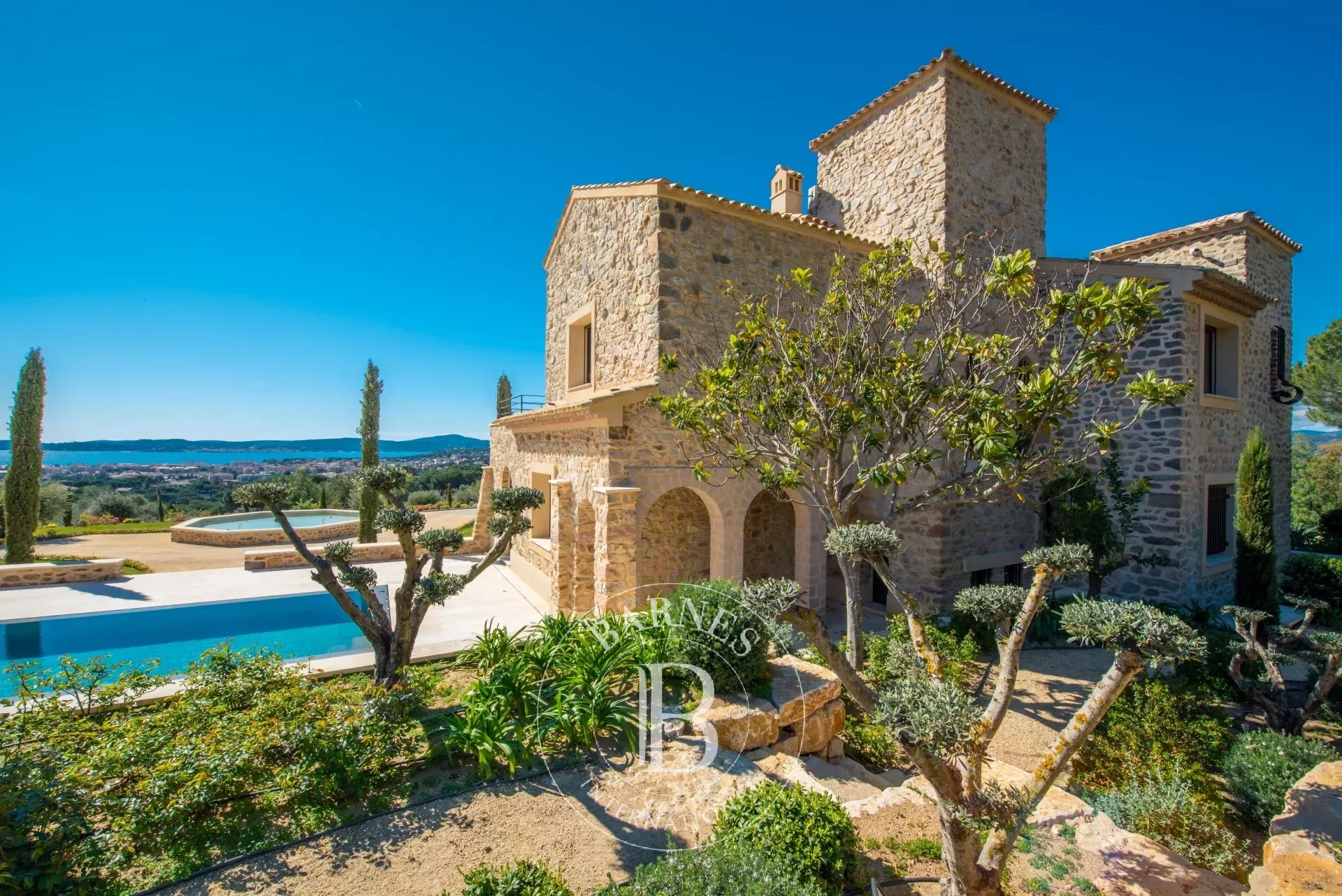 SAINTE-MAXIME - GOLFE DE SAINT-TROPEZ  - PROPRIÉTÉ UNIQUE - 2 PISCINES - 4.8 HECTARES