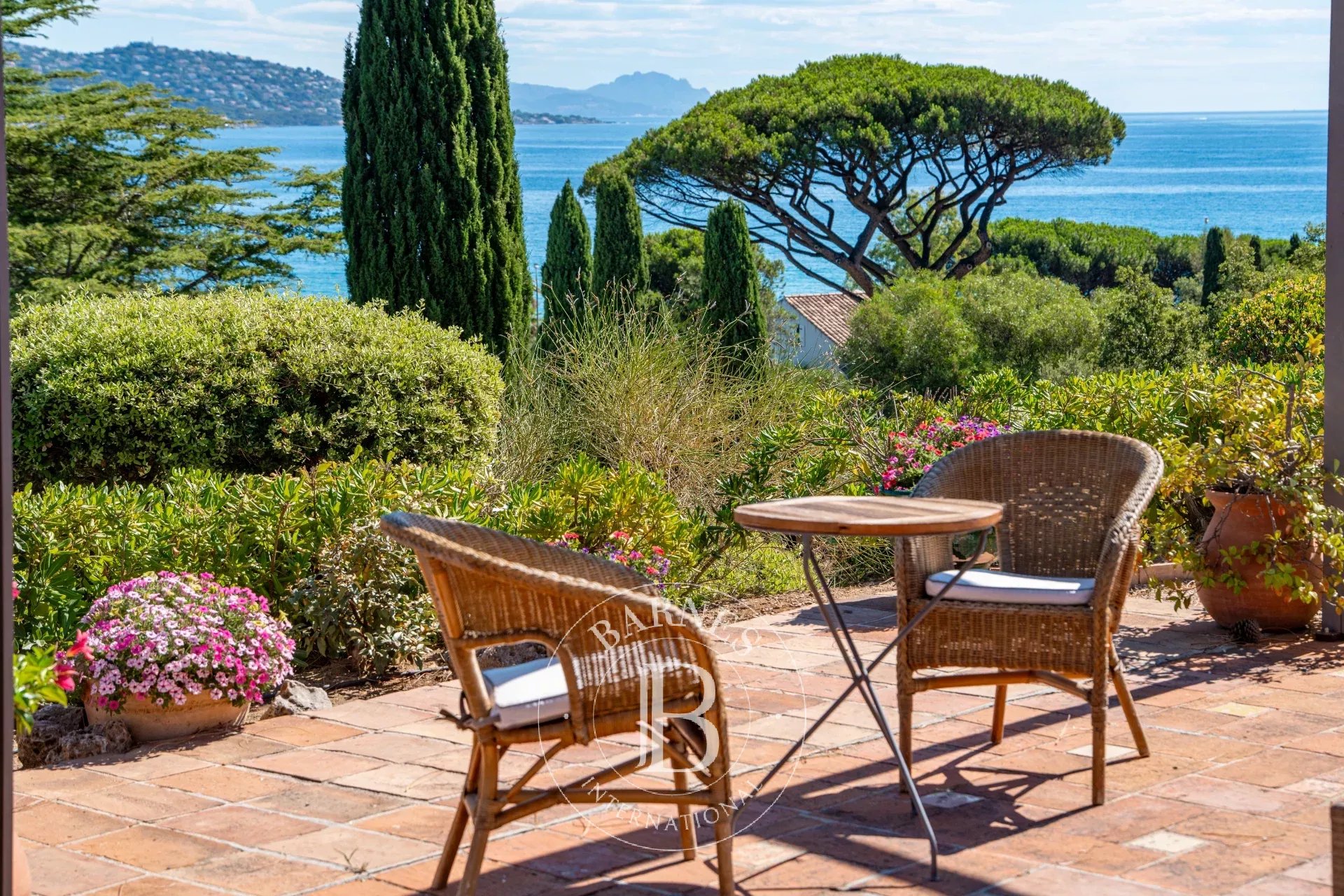 SAINTE-MAXIME – PROCHE PLAGE – TERRAIN DE 7 800 M² – VUE MER – FORT POTENTIEL DE DÉVELOPPEMENT