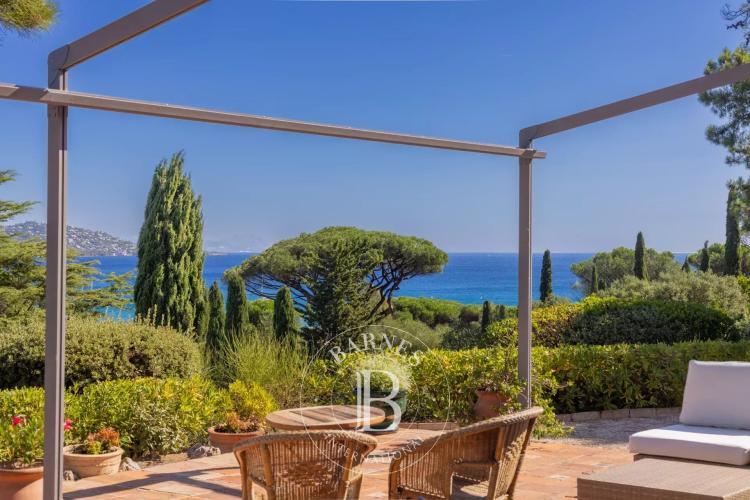 SAINTE-MAXIME – PROCHE PLAGE – TERRAIN DE 7 800 M² – VUE MER – FORT POTENTIEL DE DÉVELOPPEMENT