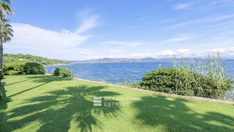 Villa pieds dans l’eau au coeur des Parcs de Saint-Tropez