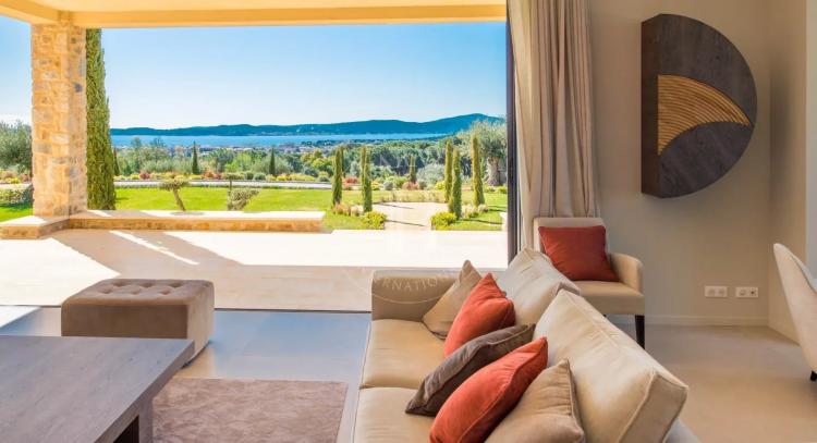 SAINTE-MAXIME - GOLFE DE SAINT-TROPEZ  - PROPRIÉTÉ UNIQUE - 2 PISCINES - 4.8 HECTARES