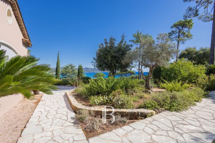 SAINTE-MAXIME – PROCHE PLAGE – TERRAIN DE 7 800 M² – VUE MER – FORT POTENTIEL DE DÉVELOPPEMENT