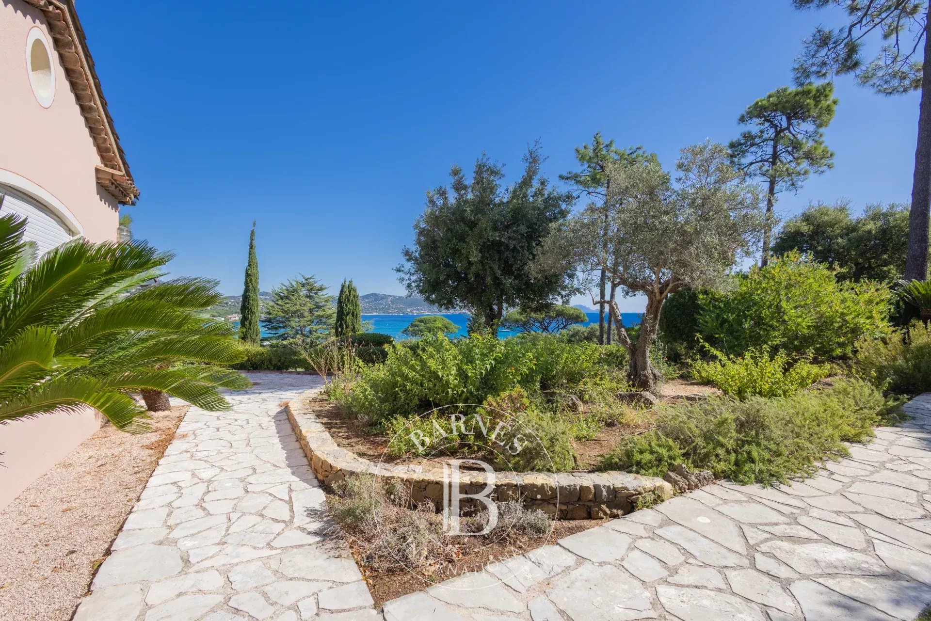 SAINTE-MAXIME – PROCHE PLAGE – TERRAIN DE 7 800 M² – VUE MER – FORT POTENTIEL DE DÉVELOPPEMENT
