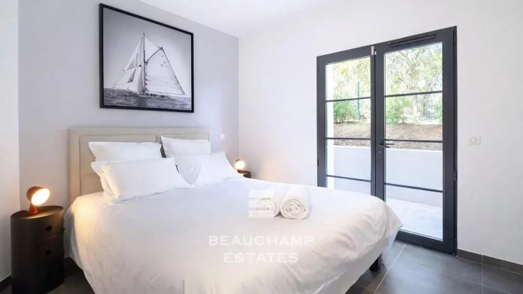 Villa neuve à pieds de la plage des Salins et à proximité du centre ville de Saint-Tropez