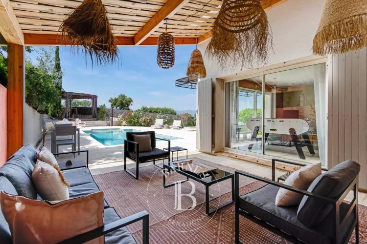 GOLFE DE SAINT TROPEZ - COGOLIN - VILLA RENOVEE - VUE DEGAGEE