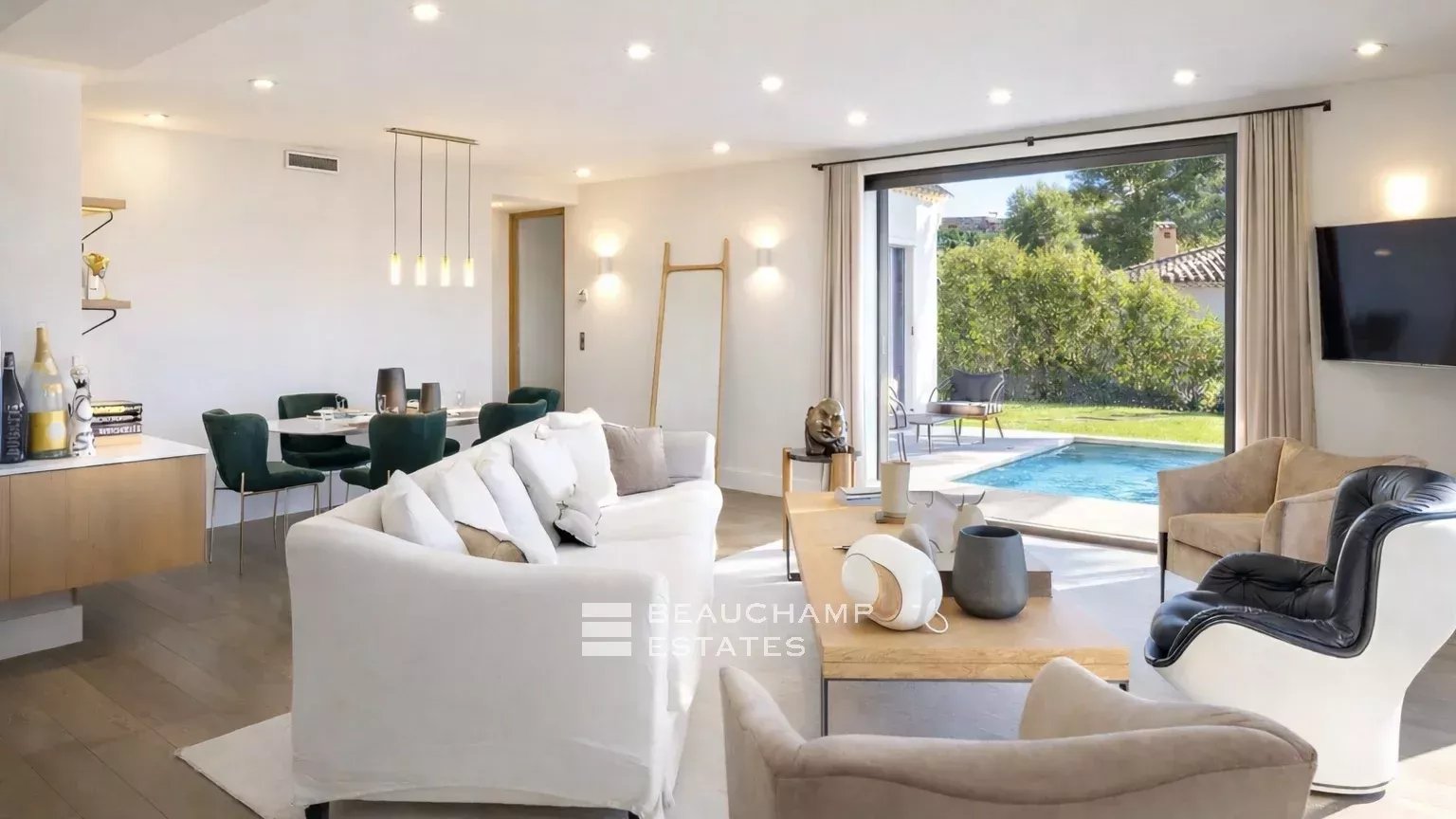 Villa contemporaine de prestige au coeur de Saint-Tropez, avec vue sur le village