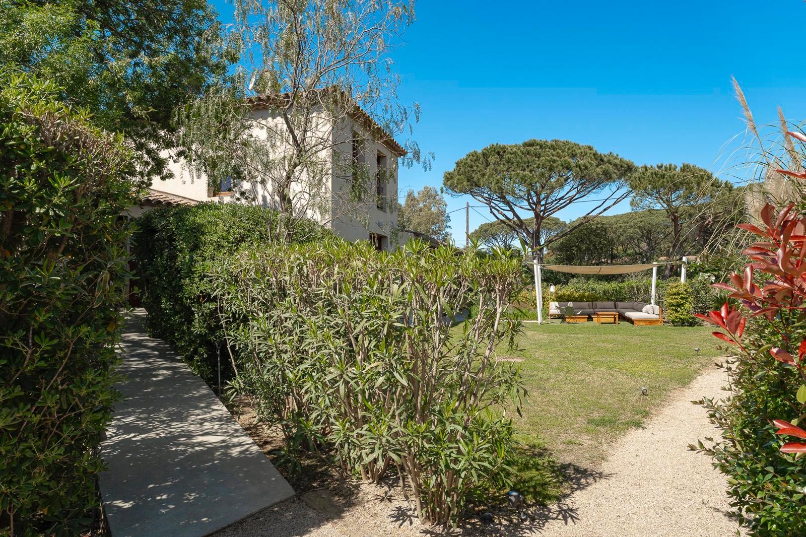 Saint-Tropez – Route de Tahiti – Villa de cinq chambres avec piscine en location saisonnière