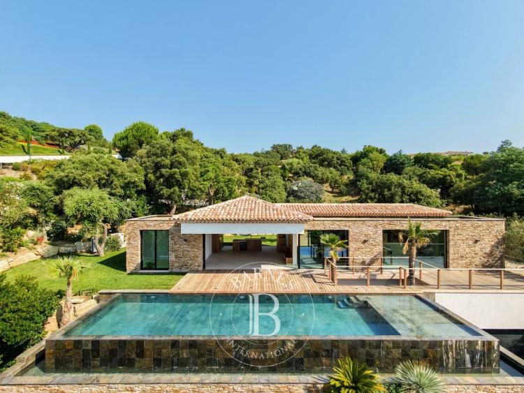 SAINTE-MAXIME - VILLA - AU COEUR D'UN DOMAINE PRIVÉ