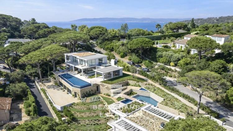 Propriété exceptionnelle contemporaine au coeur d'un domaine privé