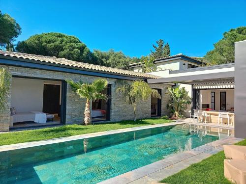 Villa contemporaine neuve avec piscine miroir - vue mer