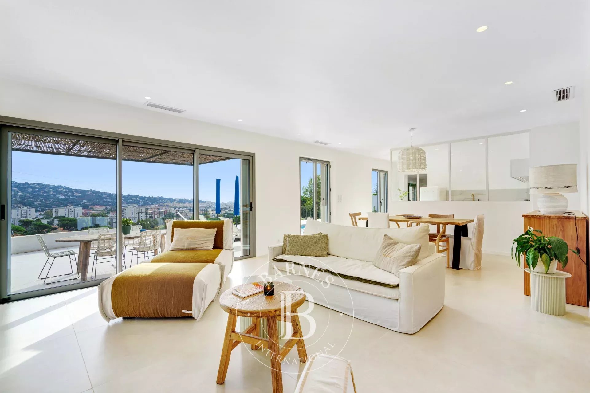 EXCLUSIVITÉ - SAINTE-MAXIME - VILLA - VUE VILLE ET MER - 3 CHAMBRES - PISCINE