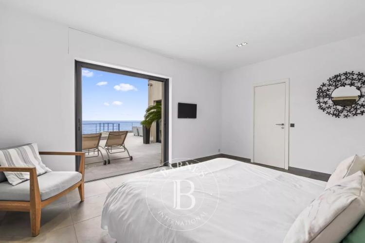 SAINTE-MAXIME  -VILLA MODERNE - VUE MER ET PROCHE PLAGE