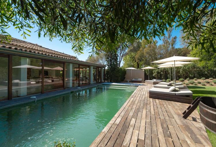Saint-Tropez – Route de Tahiti – Villa de cinq chambres avec piscine en location saisonnière