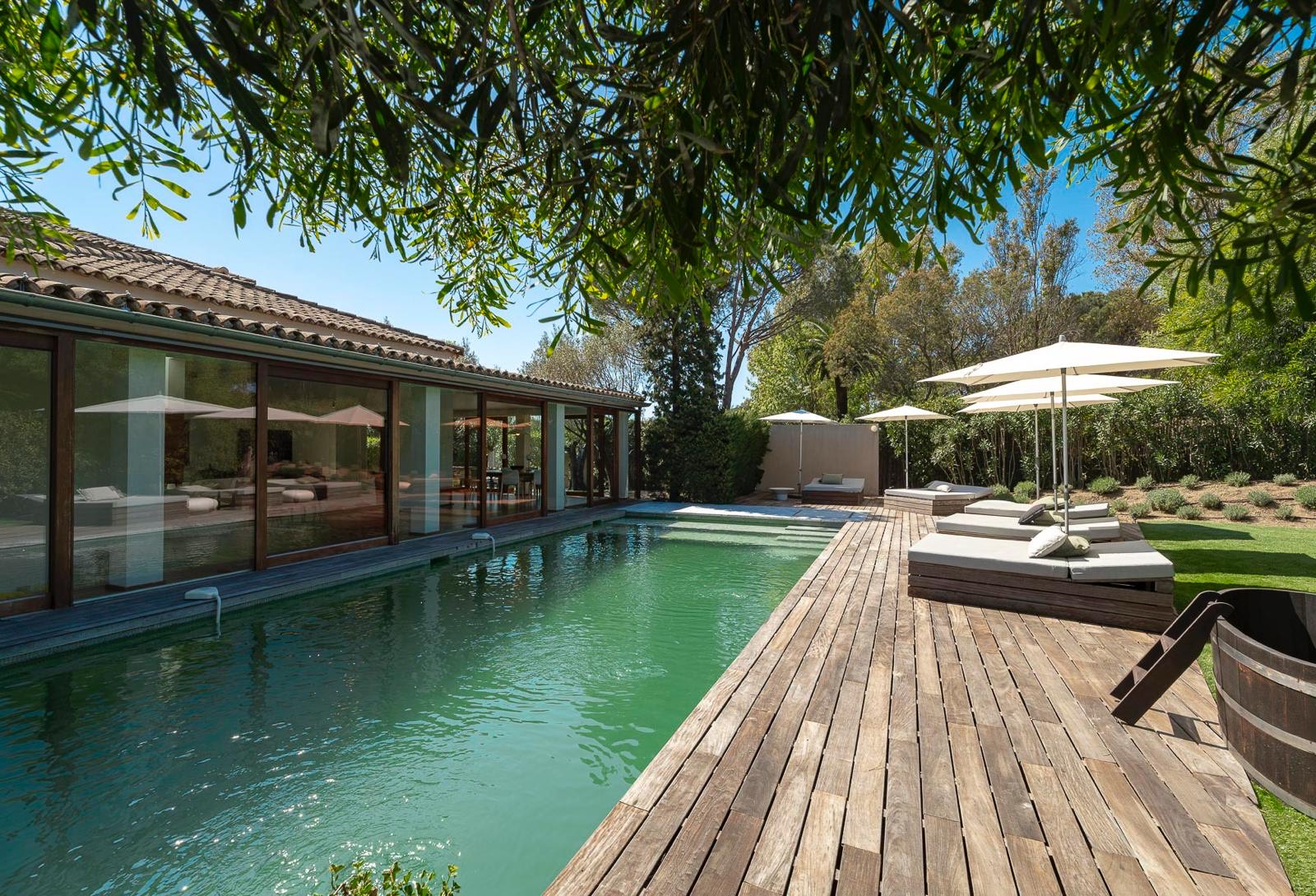 Saint-Tropez – Route de Tahiti – Villa de cinq chambres avec piscine en location saisonnière