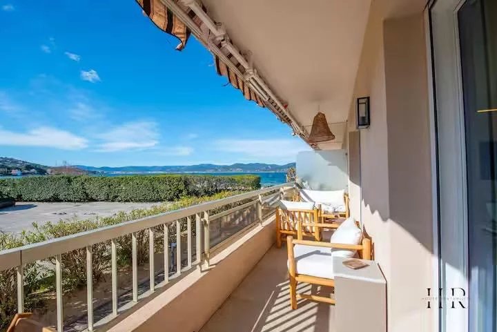 SAINT-TROPEZ — PIEDS DANS L’EAU VUE MER 3 CHAMBRES