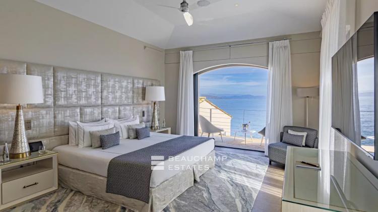 Villa pieds dans l'eau au coeur du domaine des Parcs de Saint-Tropez