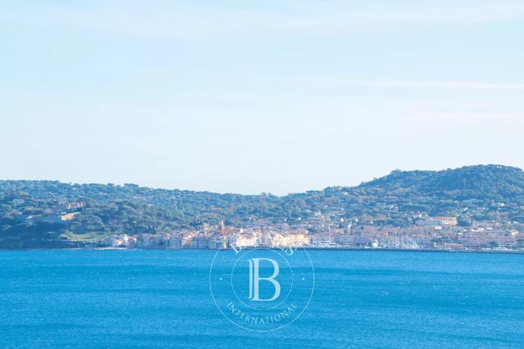 GRIMAUD - VILLA CONTEMPORAINE - VUE MER PANORAMIQUE