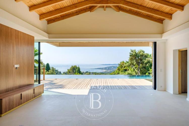 SAINTE-MAXIME - VILLA - AU COEUR D'UN DOMAINE PRIVÉ