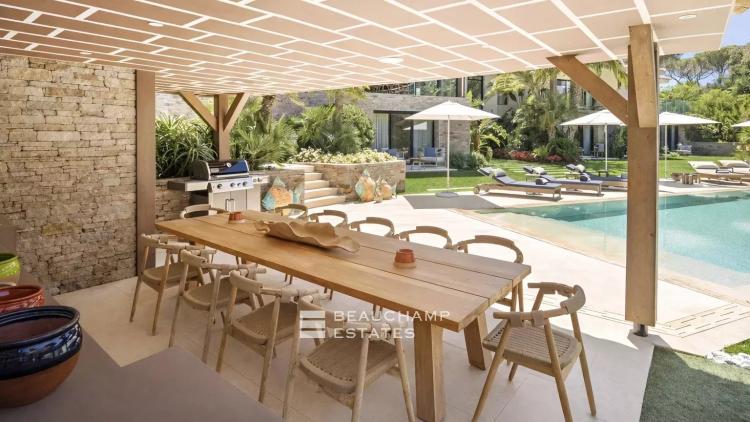 Villa contemporaine ultra luxueuse dans le prestigieux domaine des Parcs de Saint-Tropez.