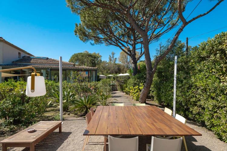 Saint-Tropez – Route de Tahiti – Villa de cinq chambres avec piscine en location saisonnière