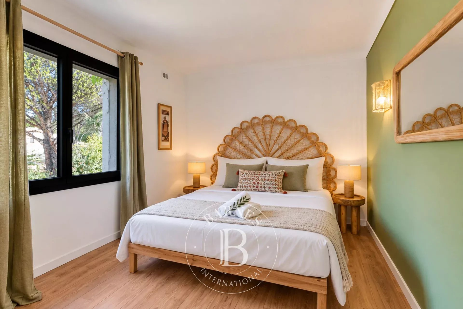 GRIMAUD - MAISON RENOVEE - 6 CHAMBRES - PROCHE VILLAGE
