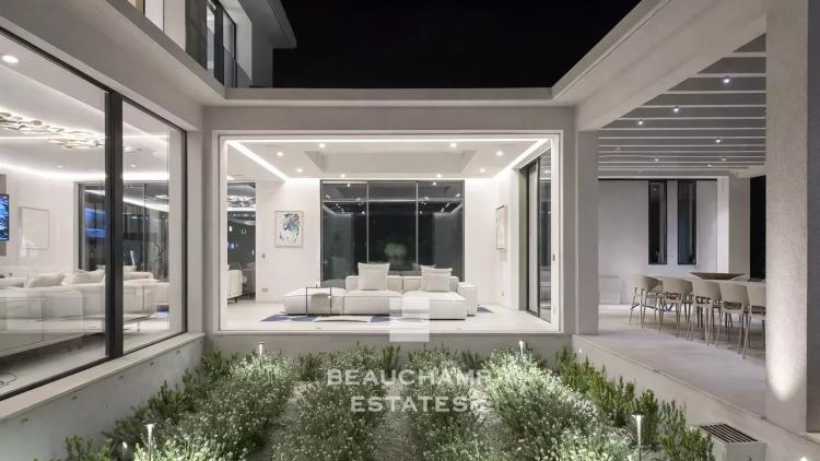 Propriété exceptionnelle contemporaine au coeur d'un domaine privé