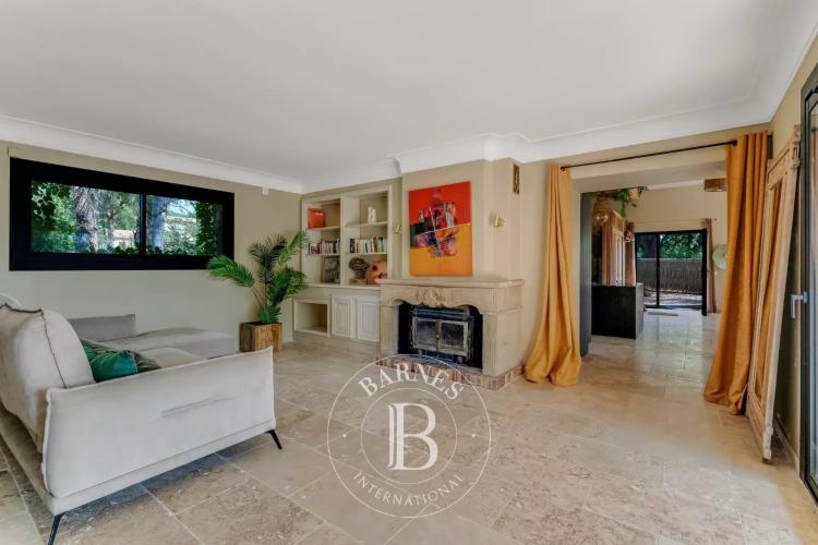 GRIMAUD - MAISON RENOVEE - 6 CHAMBRES - PROCHE VILLAGE